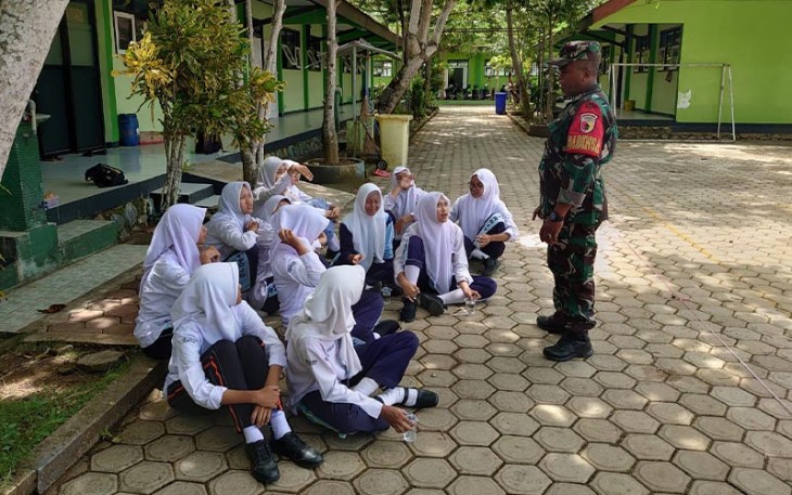 Babinsa Koramil 0801/07 Ngadirojo Komsos Dengan Pelajar