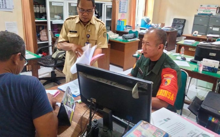 Babinsa Koramil Geger Komsos dengan Staf Kelurahan