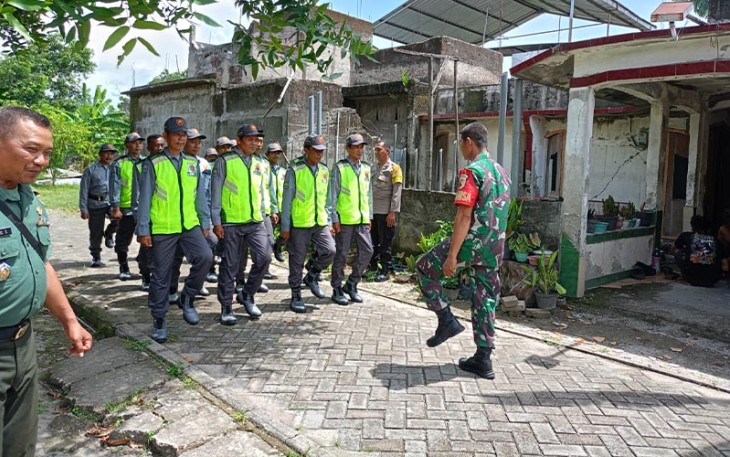 Babinsa Koramil Saradan saat Berikan Pelatihan PBB Guna Peningkatan Kapasitas Anggota Linmas