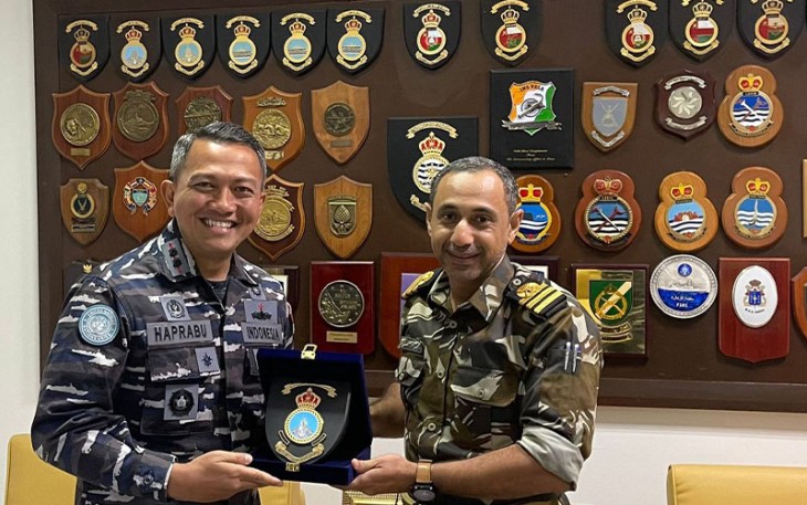 Komandan KRI Diponegoro-365 selaku Dansatgas MTF TNI KONGA XXVIII-O/UNIFIL saat penyerahan cindera mata Salalah Naval Unit Commander, Royal Navy of Oman, Captain (N) Ali Al-Khaidi, Kamis (28/12) lalu.