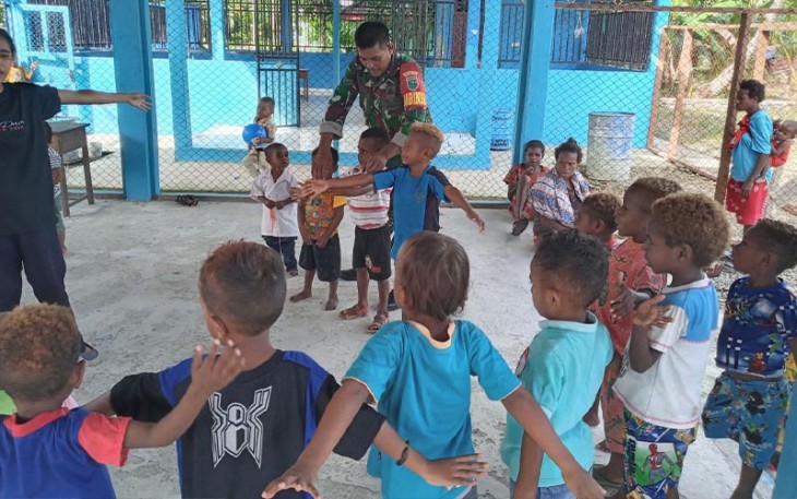 Babinsa Mapurujaya bersama Siswa TK saat Bermain