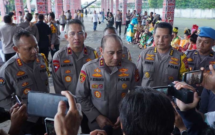 Kapolda Kalbar Irjen Pol Pipit Rismanto S.IK.M.H saat diwawancarai awak media