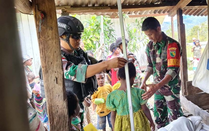 Babinsa Koramil 1710-05/Jila saat mendampingi petugas kesehatan Puskesmas setempat dalam kegiatan pengobatan dan pemeriksaan rutin gratis kepada warga, Selasa (30/01/2024).
