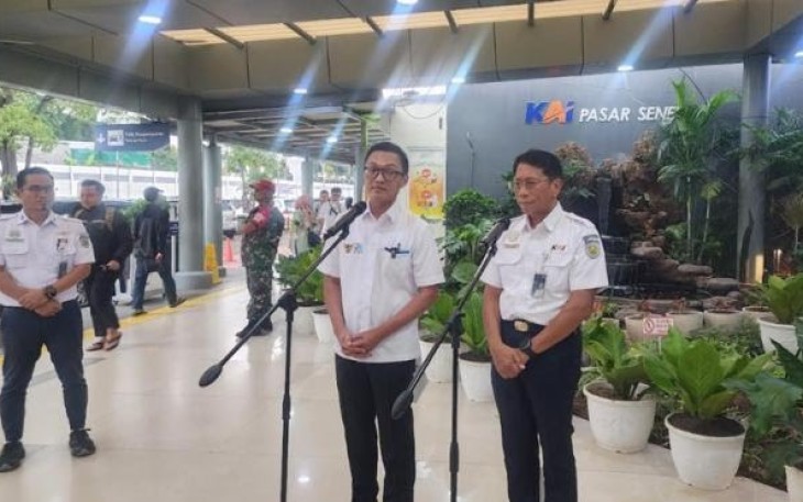 Wamen BUMN Aminuddin Ma'ruf saat memberikan keterangan pers di Stasiun Pasar Senen Jakarta, Rabu (25/12)