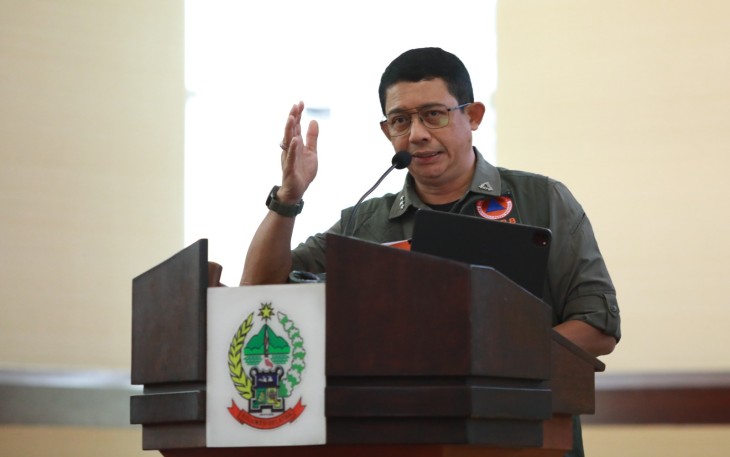 Kepala BNPB Letjen TNI Suharyanto memberikan arahan dan pemaparan pada rapat koordinasi penanganan bencana hidrometeorologi di Provinsi Sulawesi Selatan, di Kantor Gubernur Sulawesi Selatan, Kamis (2/1).