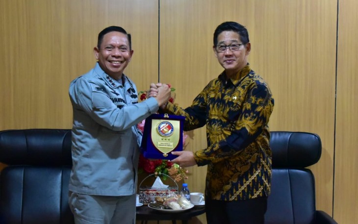 Kepala Bakamla RI, Laksdya TNI Dr. Irvansyah, S.H., M.Tr.Opsla., melanjutkan agenda kunjungan kerjanya di Manado dengan melaksanakan courtesy call kepada Wali Kota Bitung, Hengky Honandar, Bitung, Jumat (29/8/2025)