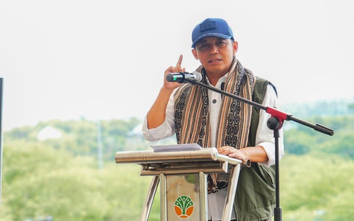 Menhut Raja Antoni saat memberikan sambutan dalam penanaman pohon serentak di kecamatan Alak, Kota Kupang, NTT