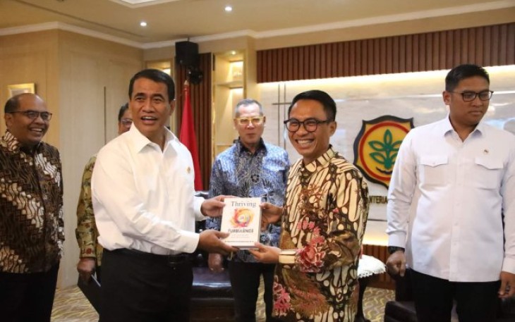 Mentan RI Andi Amran Sulaiman menyerahkan cenderamata di Jakarta, Selasa (18/2)