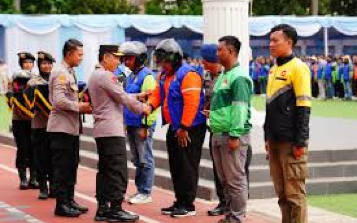Kapolri Jenderal Listyo Sigit Prabowo memimpin apel ojek online (ojol) kamtibmas 'Sauyunan Jaga Lembur' Polda Jawa Barat di Lapangan Upakarti, Soreang, Kabupaten Bandung, Jawa Barat (Jabar), Sabtu, 8 November 2025.