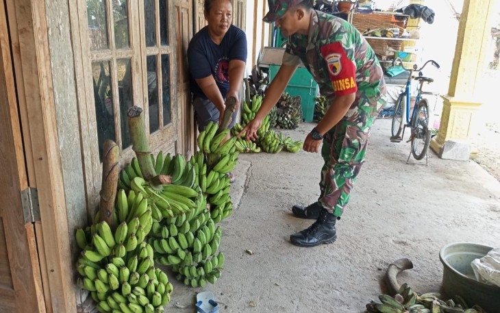 Babinsa Karangjati Berikan Motivasi dan Dorong UMKM Keripik Pisang di Wilayahnya 