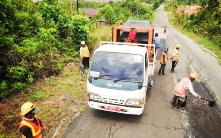 Dinas PUPP Kepri saat memperbaiki Kerusakan Jalan