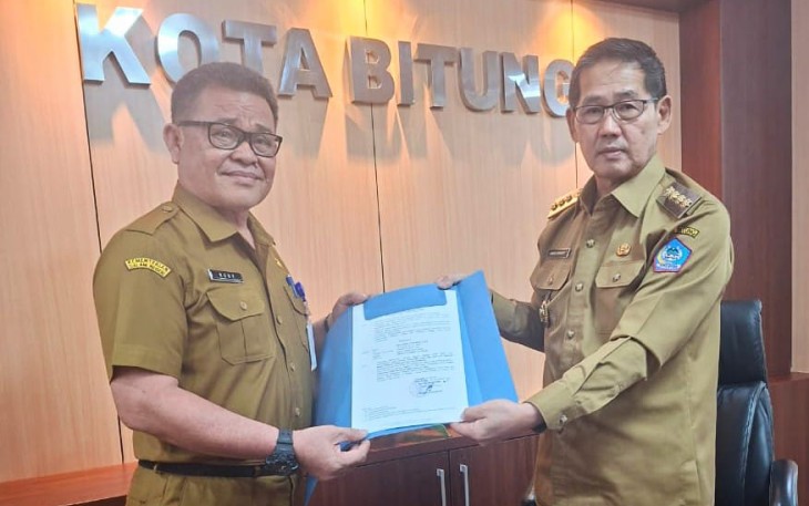 Rudy Panamon saat menerima SK penunjukan dari Walikota Bitung, Hengky Honandar