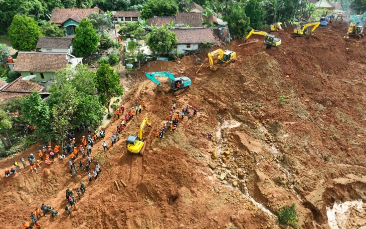 Sebanyak 22 alat berat dikerahkan untuk membantu pelaksanaan operasi pencarian dan pertolongan korban longsor di Desa Cibeunying, Kecamatan Majenang, Kabupaten Cilacap pada Minggu (16/11).