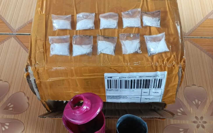 Barang bukti 10 paket kecil sabu saat dimankan