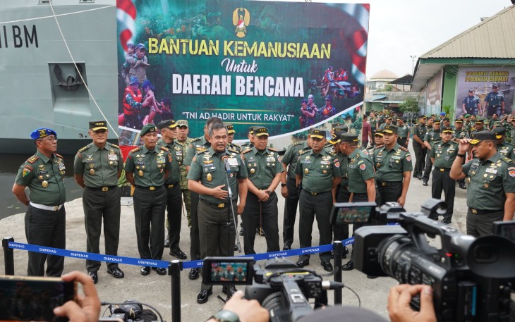 Kasad Jenderal TNI Maruli Simanjuntak, M.Sc., melepas keberangkatan Kapal ADRI XVII BM yang membawa bantuan kemanusiaan TNI AD bagi masyarakat terdampak bencana di Aceh, Sumatera Utara, dan Sumatera Barat.