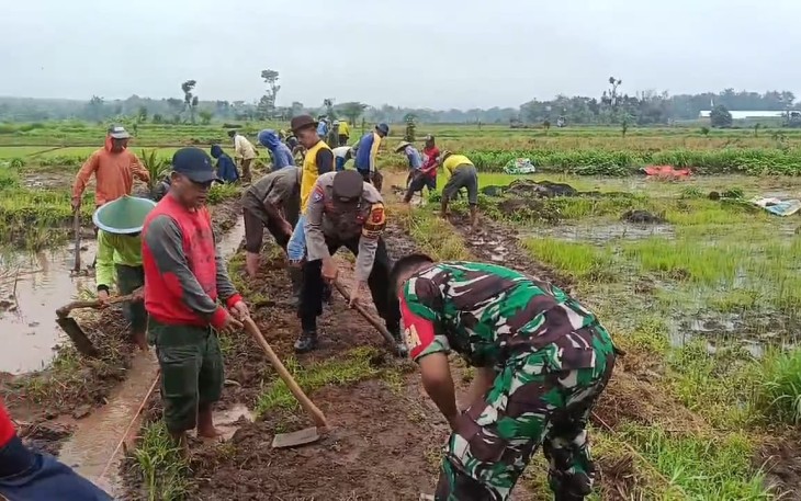 Babinsa 0805/08 Jogorogo Bersama Warga Karya Bakti Pembuatan Saluran Irigasi
