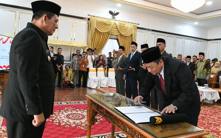 Gubernur Kepulauan Riau H. Ansar Ahmad selaku Ketua Dewan Kawasan Perdagangan Bebas dan Pelabuhan Bebas (DKPBPB) Bintan-Karimun secara resmi melantik Kepala, Wakil Kepala dan Anggota Badan Pengusahaan Kawasan Perdagangan Bebas dan Pelabuhan Bebas (BP KPBPB) Karimun di Rumah Dinas Bupati Karimun, Kamis (12/6/2025)