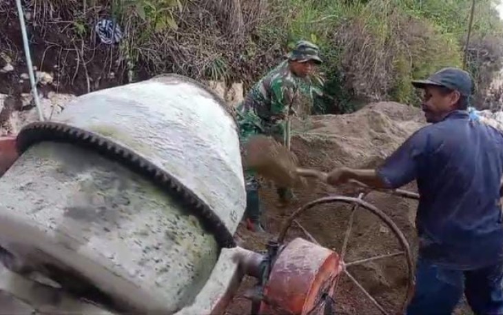 Babinsa Koramil 0801/12 Pringkuku Bantu Pembuatan Talud