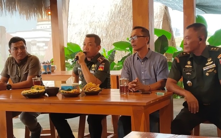 Dandim 0727/Karanganyar, Letkol Kav. Dhanang Prasetyo Kurniawan, memberikan sambutan dalam acara silaturahmi bersama insan pers, di sebuah rumah makan di kawasan Gaum, Tasikmadu, Karanganyar, Rabu sore (10/12/2025)