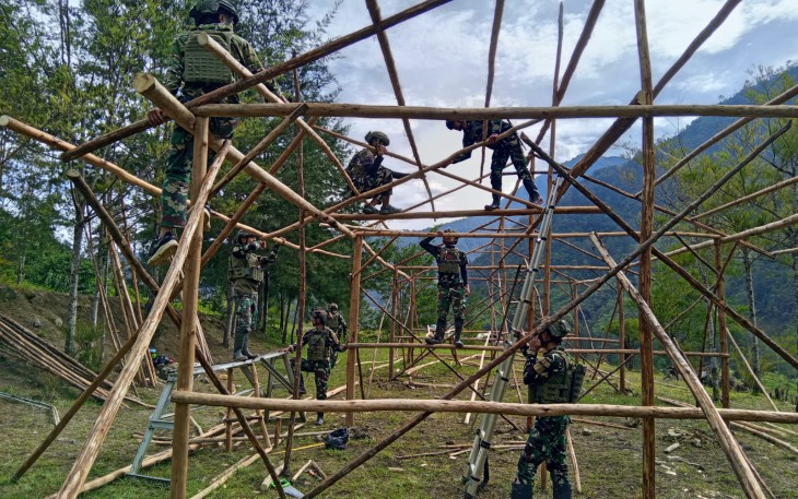Prajurit Satgas Yonif 700/WYC Bangun Sekolah di Pedalaman Mayuberi