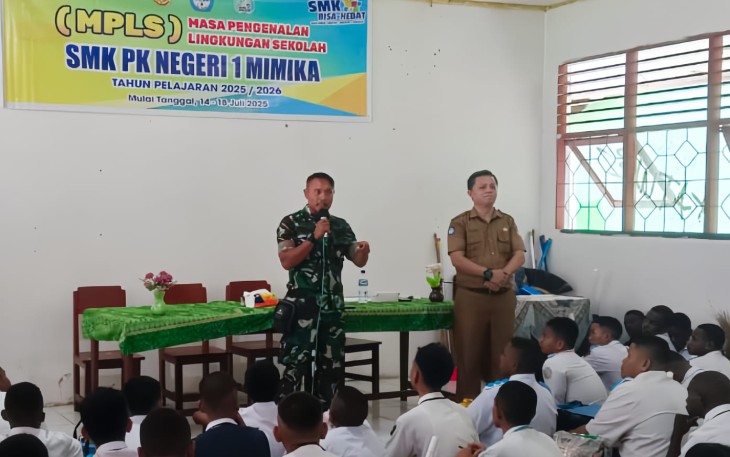 Babinsa Koramil Kuala Kencana Berikan Materi Wawasan Kebangsaan Kepada Siswa-Siswi SMK Dalam Masa MPLS