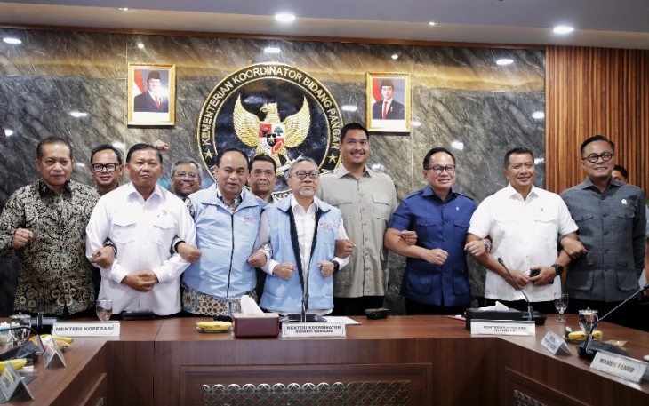 Menpora Dito foto bersama Rakor tingkat menteri di Jakarta, Kamis (4/9)