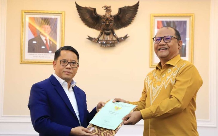 Sekretaris Jenderal Kementerian Agama Kamaruddin Amin menerima sertipikat tanah dari Sekretaris Daerah Provinsi Gorontalo Sofian Ibrahim di Jakarta, Selasa (11/2)