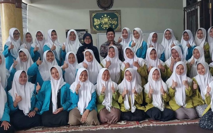 Sekjen Kemenag Ruchman Basori foto bersama usai sosialisasi beasiswa di PP Bahrul Ulum Jombang