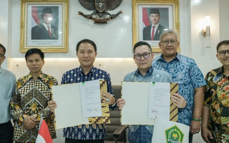 Dirjen PHU Hilman Latief dan Direktur Utama PT Lion Mentari tandatangani perjanjian kerja sama transportasi udara bagi jemaah haji di Jakarta, Jum'at (21/2)