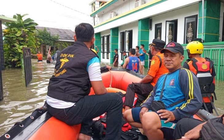 Penyaluran bantuan untuk korban banjir di Lampung