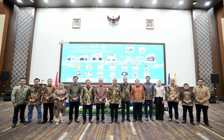 Wamensos Agus Jabo Priyono foto bersama civitas akademika UNS 
