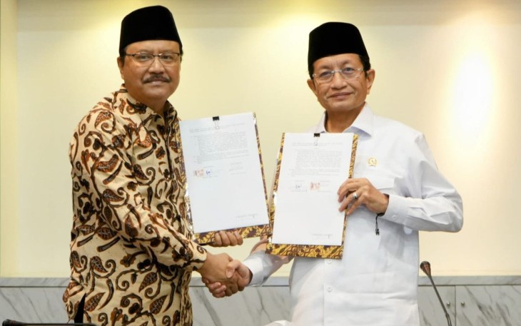 Mensos Saifullah Yusuf bersama Menag Nasaruddin Umar usai tandatangani MoU di Jakarta, Selasa (11/3)