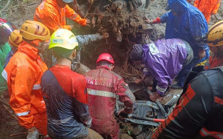 Evakuasi korban tanah longsor di Pacet, Mojokerto 