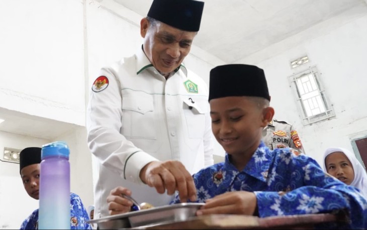 Wakil Menteri Agama Romo Syafii cicipi santapan MBG Santri Pondok Pesantren Mambaul Ulum, Rabu (8/10)