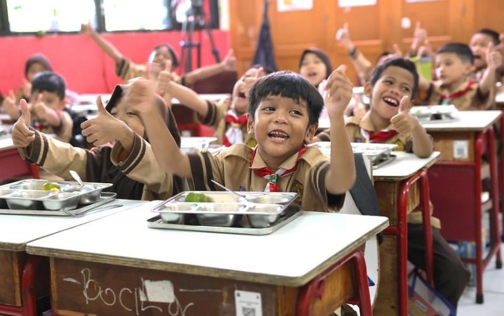 Ilustrasi siswa menerima program MBG