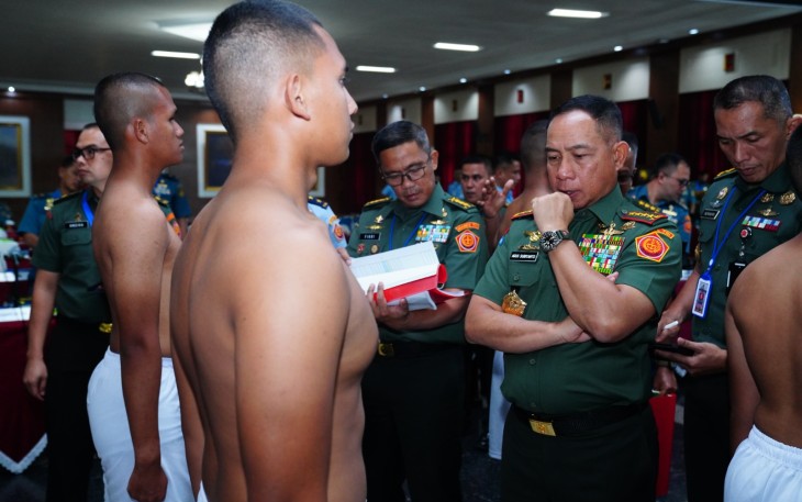Panglima TNI Jenderal TNI Agus Subiyanto didampingi para Kepala Staf Angkatan memimpin Sidang Pantukhir Pusat penerimaan Taruna Akademi TNI TA 2025, bertempat di Gedung Lily Rochli, Akademi Militer, Magelang, Jawa Tengah, Jumat (01/08/2025)