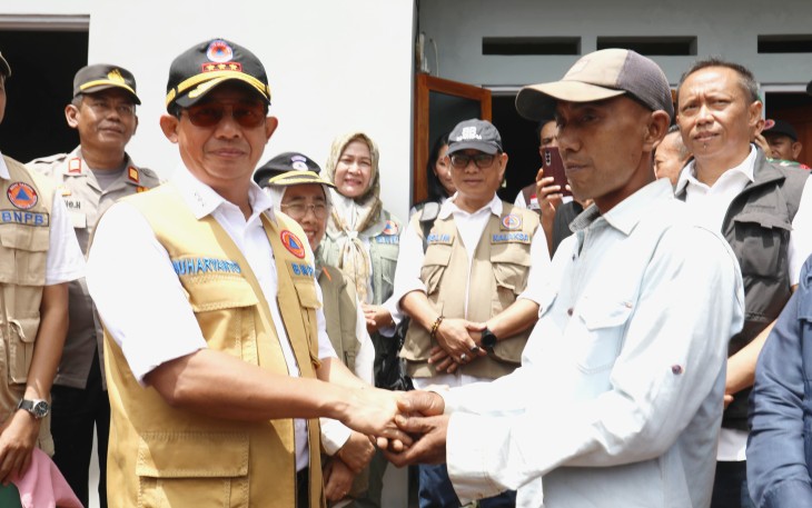 Kepala Badan Nasional Penanggulangan Bencana (BNPB) Letjen TNI Dr. Suharyanto, S.Sos., M.M., melakukan peninjauan pembangunan hunian tetap (huntap) di Desa Wanajaya, Kecamatan Cisolok, Kabupaten Sukabumi, Jawa Barat, pada Rabu (8/1)
