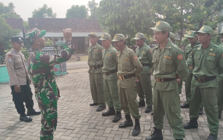 Babinsa Koramil Bringin Tingkatkan Disiplin Linmas Melalui Latihan PBB Dan Materi Wawasan Kebangsaan
