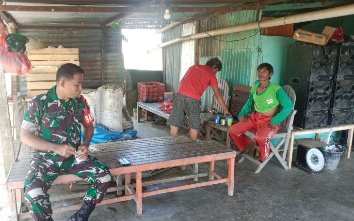 Babinsa Koramil 1710-02/Timika Laksanakan Komsos Dengan Petani Di Wilayah Binaan