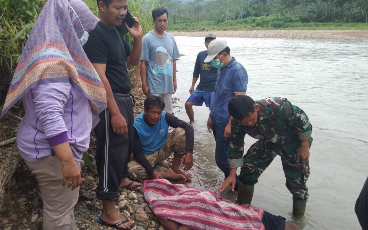 Babinsa Koramil 0801/03 Arjosari Bantu Evakuasi Korban Tenggelam