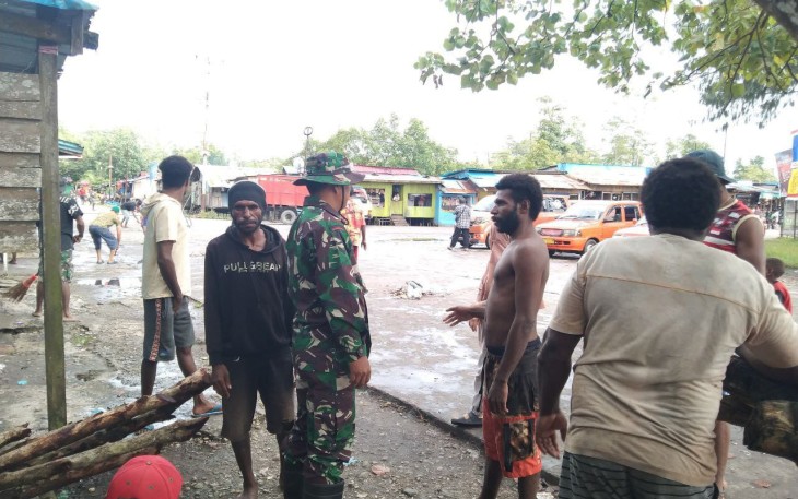 Babinsa Koramil Mapurujaya Sembari Monitoring Situasi Kamtibmas Di Wilayah Binaan