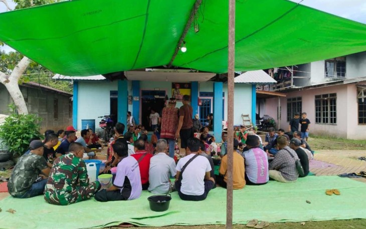  Pos Seriang Satgas Pamtas RI-Malaysia hadiri undangan Tasyakuran di kediaman Kepala Desa Seriang, Fransiskus di desa Seriang, Kecamatan Badau, Kabupaten Kapuas hulu, Sabtu (18/1/2025)