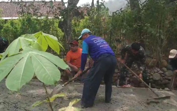 Babinsa Koramil Sine dan Masyarakat Laksanakan Kerja Bakti untuk Peningkatan Infrastruktur di Desa