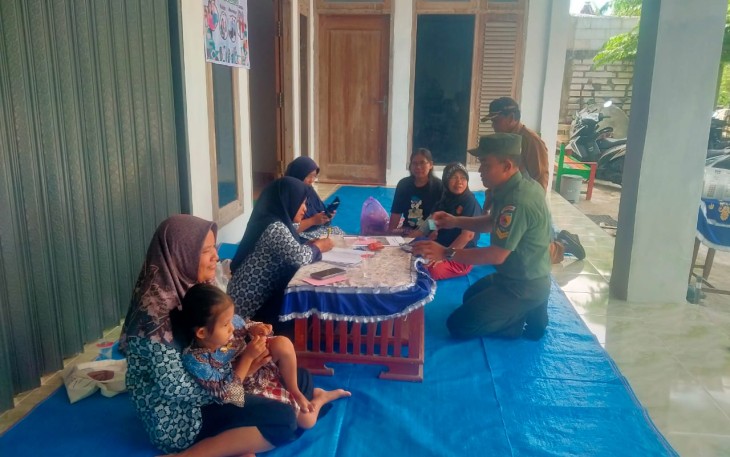 Babinsa Koramil Mantingan Kodim 0805/Ngawi Sertu Sumadi melaksanakan Binter dengan mendampingi pelaksanakan posyandu bertempat di Desa Kedungharjo Kecamatan Mantingan, Selasa (21/01/2025).