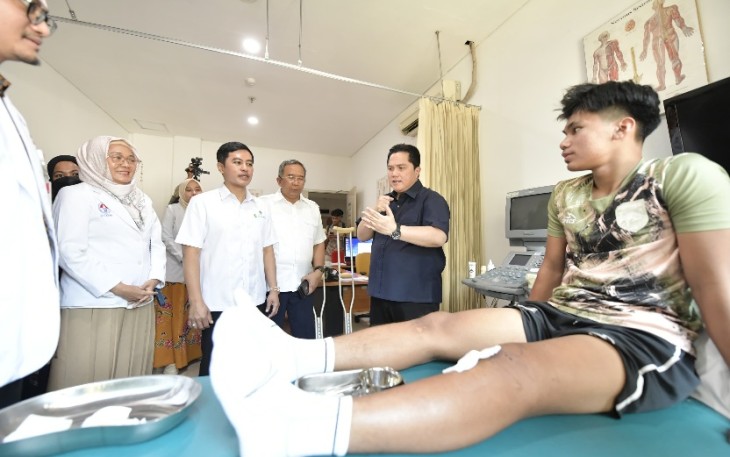 Menpora Erick Thohir saat mengunjungi RSON di Jakarta, Jum'at (26/9)
