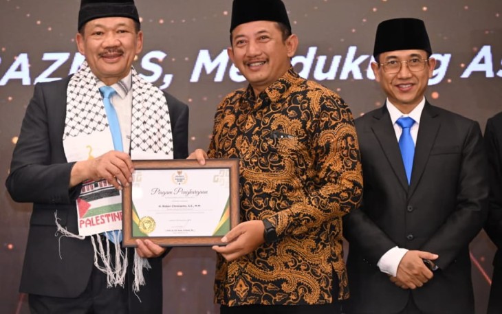 Bupati Karanganyar, Rober Christanto, saat menerima piagam penghargaan dalam  ajang Baznas Award 2025, di Hotel Mercure Ancol, Jakarta. (Foto : Istimewa)