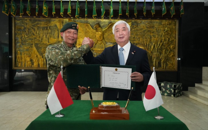 Pangkostrad Letjen TNI Mohammad Fadjar, MPICT saat Terima Kunjungan Kehormatan Menteri Pertahanan Jepang Nakatani Gen, di Markas Kostrad, Gambir, Jakarta Pusat, Senin (6/1/2024).