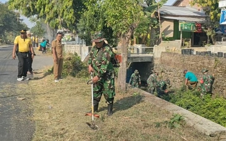 Koramil 0803-05/Wungu Gelar Karya Bakti Bersihkan Sungai