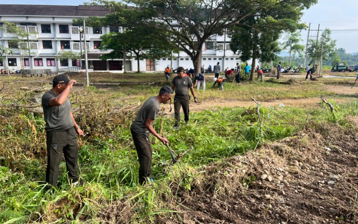 Kodim 0801/Pacitan Bersihkan Sekitar Lingkungan Wisma Atlet