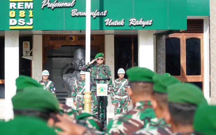 Kasrem 081/DSJ Letkol Inf Meina Helmi pada upacara bendera di Halaman Makorem, Jl. Pahlawan No. 50 Kota Madiun, Jumat (17/1/2025)